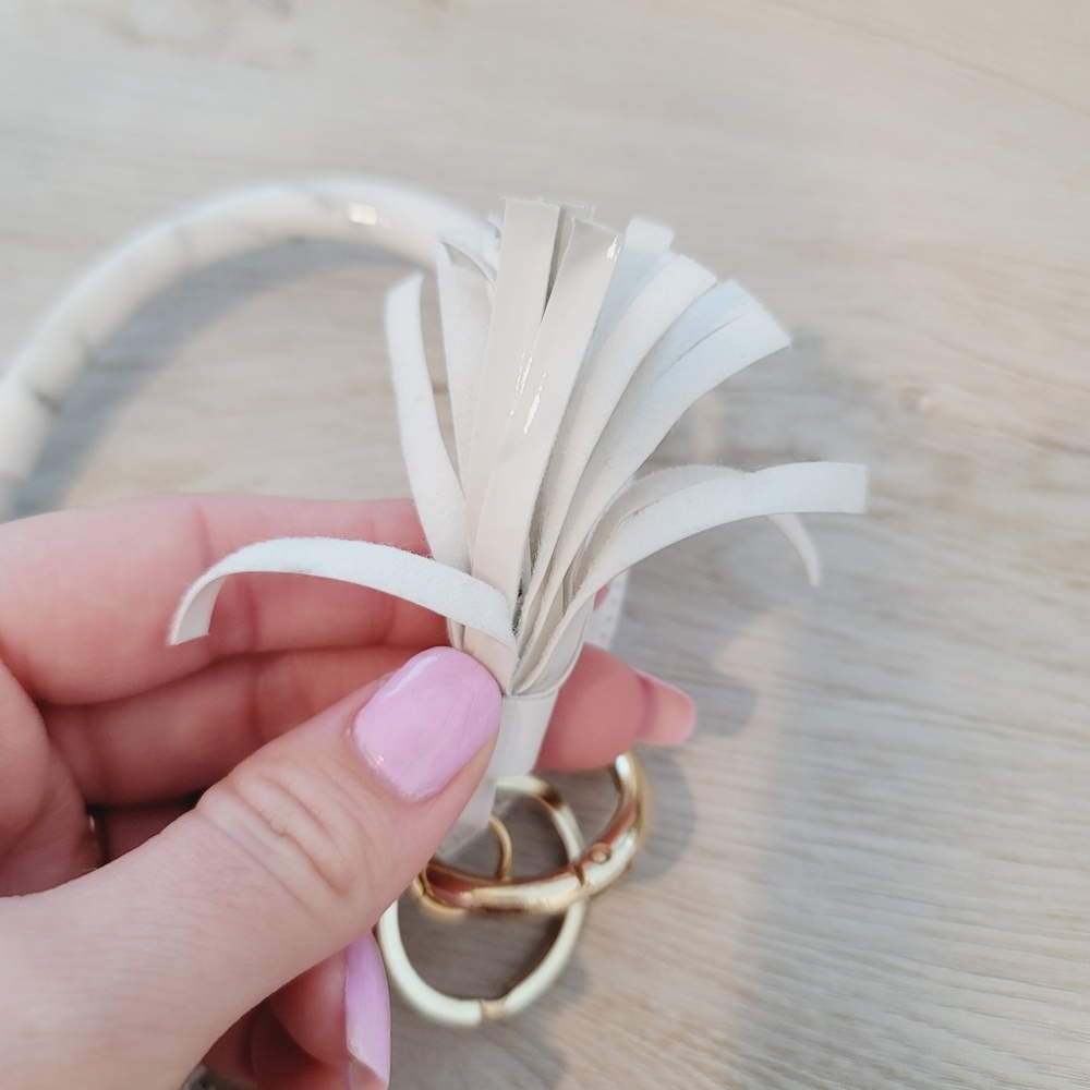 💕 NWOT Set of 2 Wristlet Bracelet Key Chain in White - Picture 2 of 13